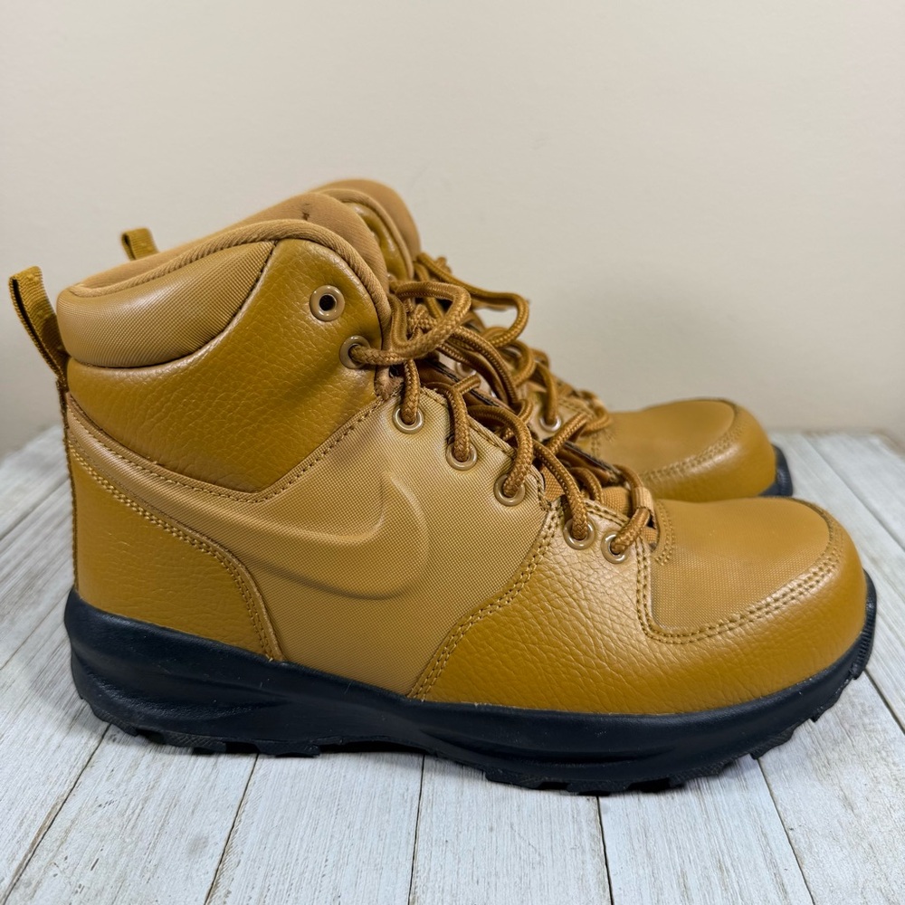 Nike Manoa Big Kids Light Weight Boots Size 6Y Wheat and Black Color